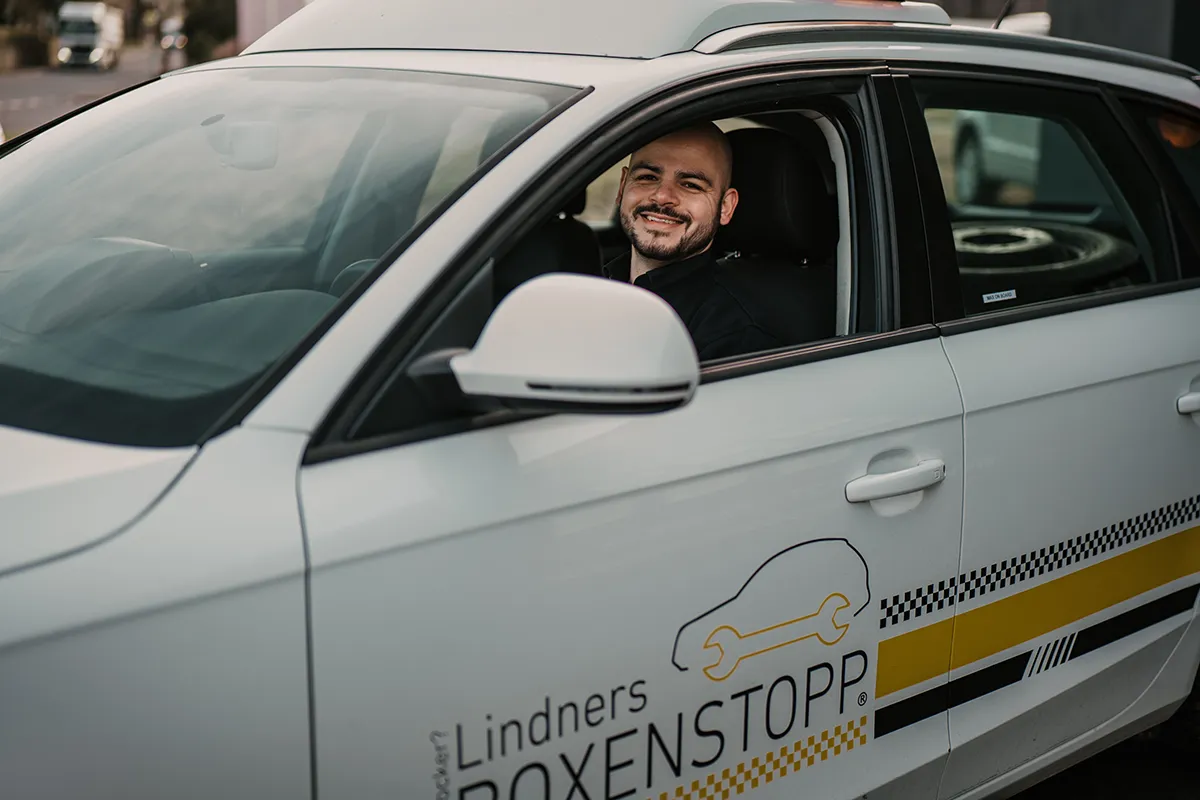Techniker im Fahrzeug vor Ort