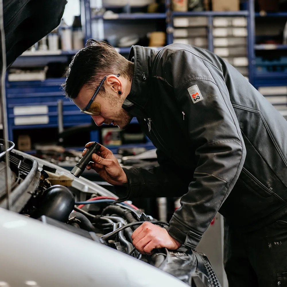 Servicetechniker macht eine Diagnose